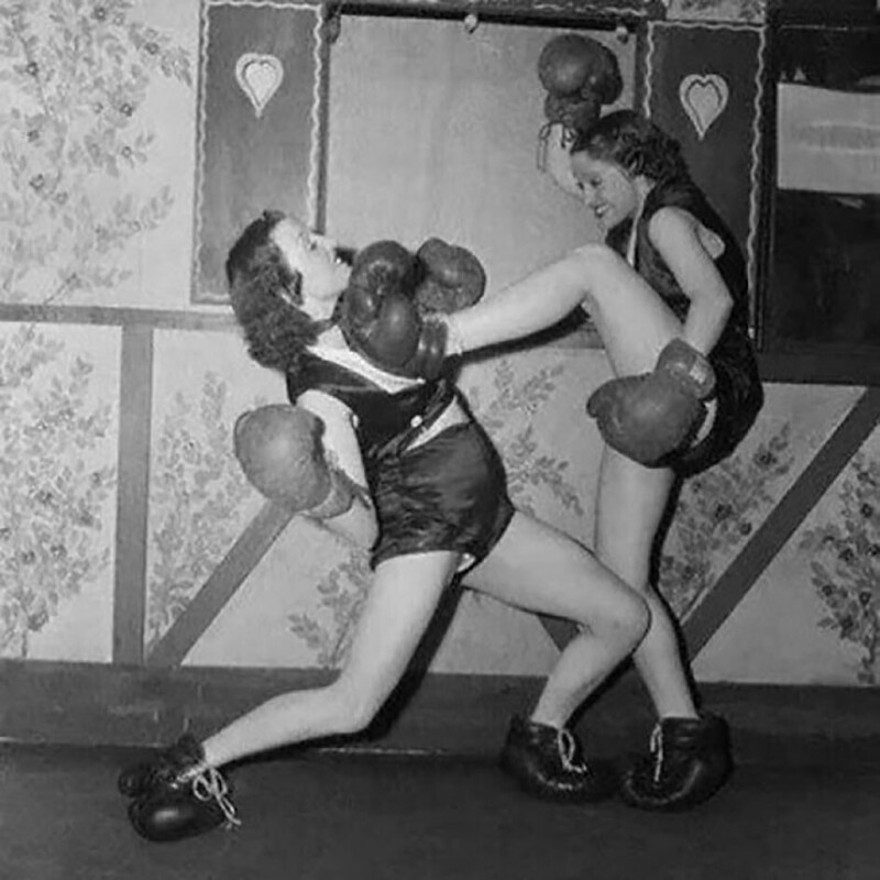Две женщины боксируют в боксёрских перчатках на руках и ногах в нью-йоркском ночном клубе, 1938 год