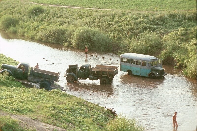 Мойка грузовых автомобилей в речке под Орлом. Фото Жака Дюпакье. 1964 год