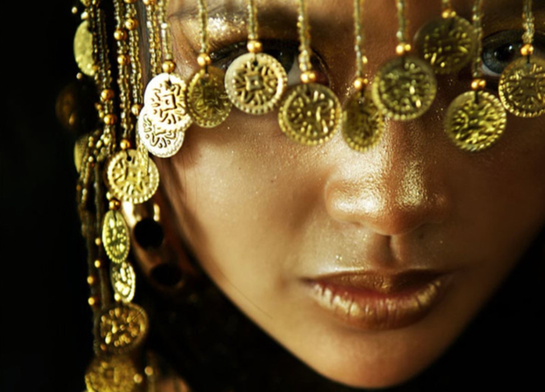 Разговор арабское золото. Девушка в золотых украшениях. Цыганские золотые украшения. Восточная девушка в золоте. Золотые украшения для женщин.