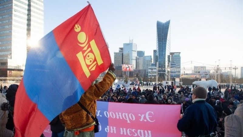 Протесты в Монголии. За чьи интересы они организованы? В Улан-Баторе проходят многотысячные протесты против коррупции перед Дворцом правительства