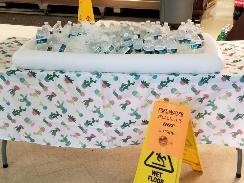 Местный супермаркет накрыл стол с бесплатной ледяной водой во время сильной жары