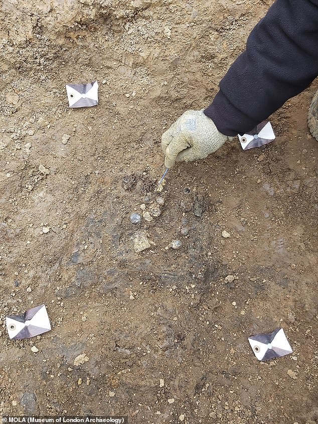 «Мечта археолога»: британские археологи нашли золотое ожерелье возрастом 1300 лет