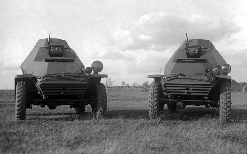 БА-64Б (слева) и БА-64, хорошо заметна разница в ширине колеи