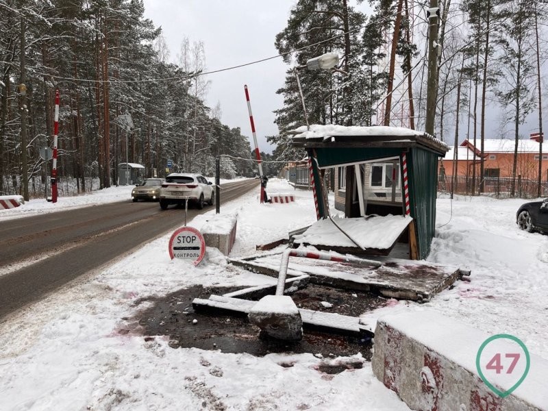 В Ленинградской области большегруз врезался в будку пограничников