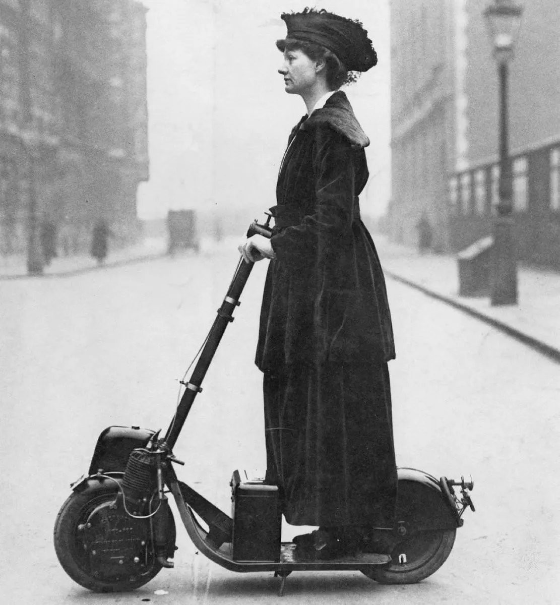 29. Леди Норман на своем скутере/автопеде в 1916 году
