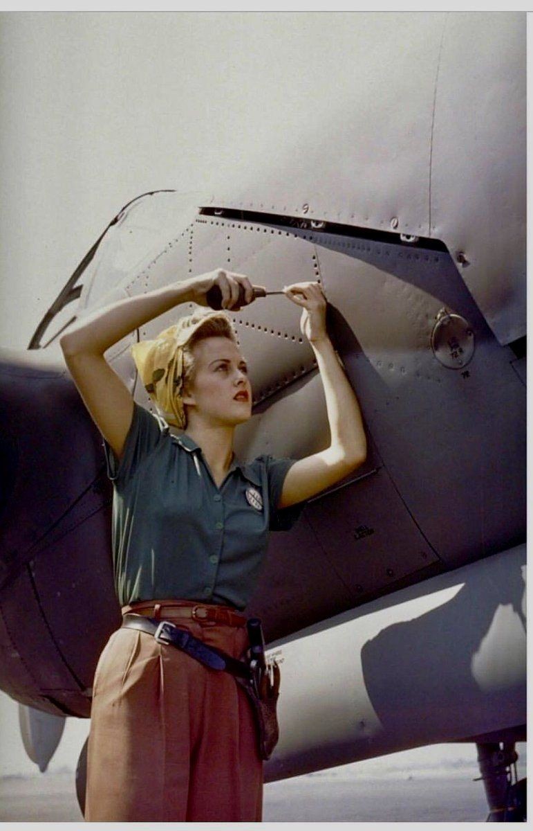 8. Механик работает над истребителем Локхид P-38 «Лайтнинг». Бербанк, Калифорния, 1944 год