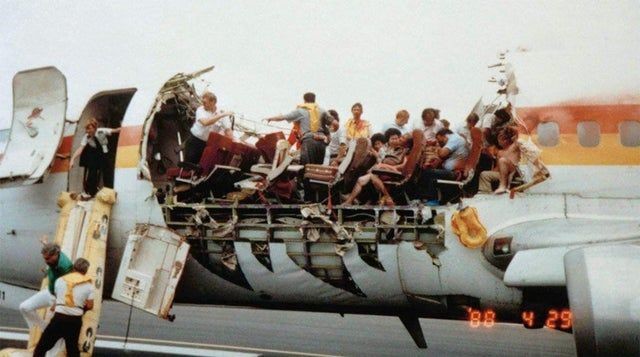 10. 28 апреля 1988 года: крыша самолета Aloha Airlines оторвалась в полете на высоте 7 километров, но самолету все же удалось благополучно приземлиться