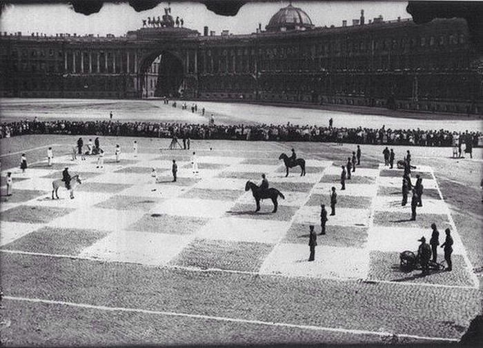 28. 100 лет назад на Дворцовой площади в Ленинграде сыграли партию в "живые шахматы"