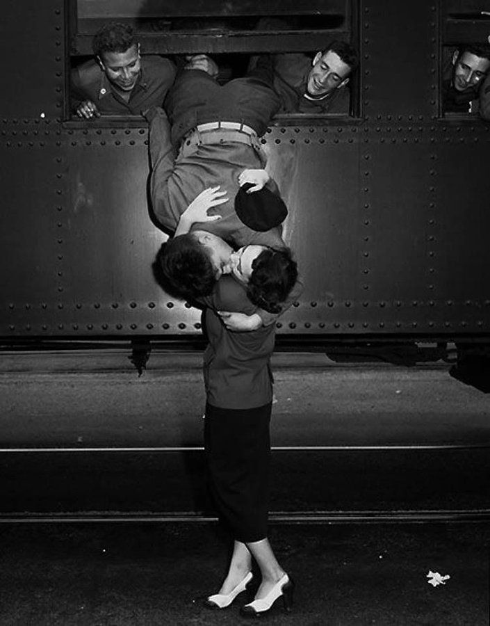 19. Солдаты помогают товарищу высунуться из окна поезда, чтобы поцеловать любимую. 1950 год