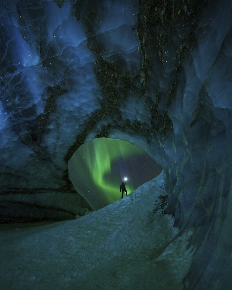 Северное сияние в ледяной пещере ледника Кастнер на Аляске, который обрушился в июле этого года. Фотограф David Erichsen