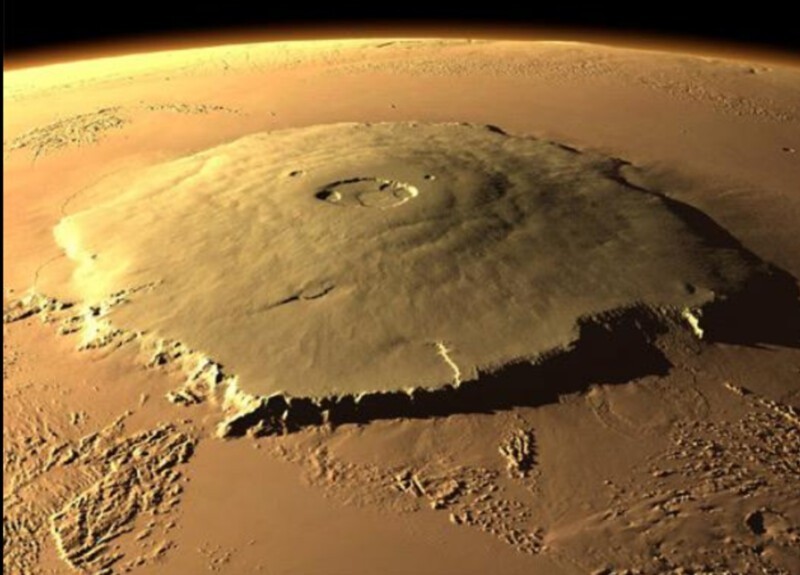 “Олимп Монс” на планете Марс. Это самая большая гора в Солнечной системе, ее высота составляет около 22 километров