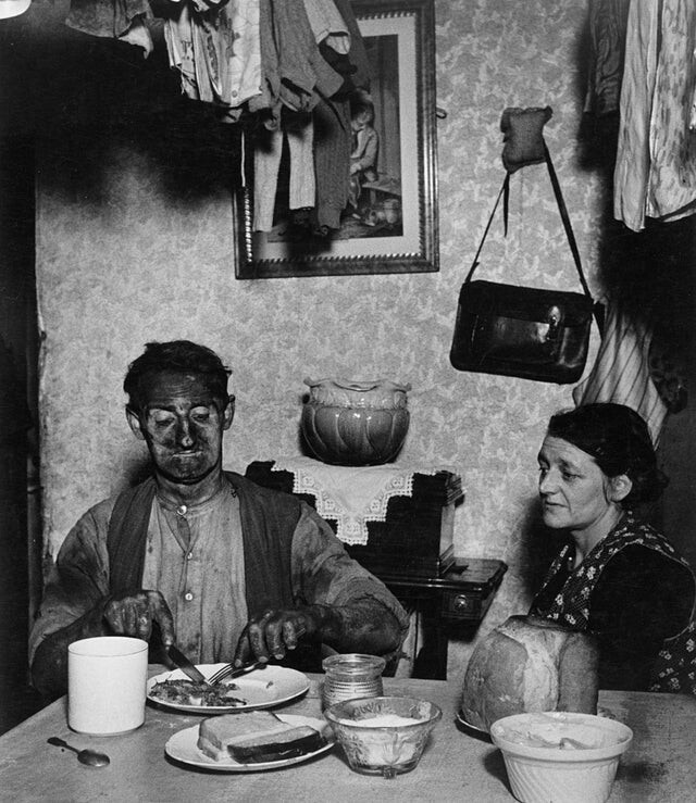 Шахтер за ужином, 1937 год