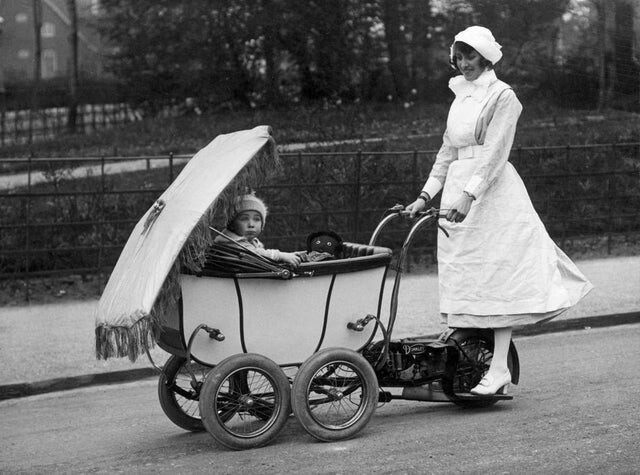 Английская няня управляет детской коляской с мотором, 1922 год