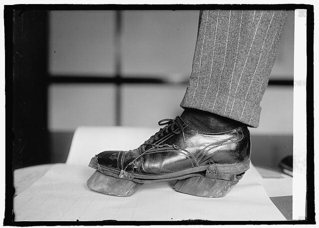 Мужские туфли с коровьими копытами. Их использовали самогонщики во времена сухого закона в США, чтобы скрыть свои следы, 1922 год