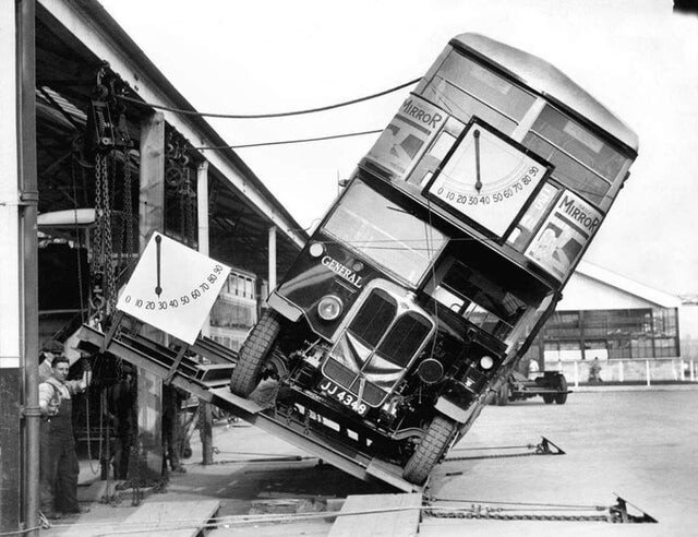 Это "Тест на наклон", который помог доказать, что лондонские двухэтажные автобусы безопасны,1933 год