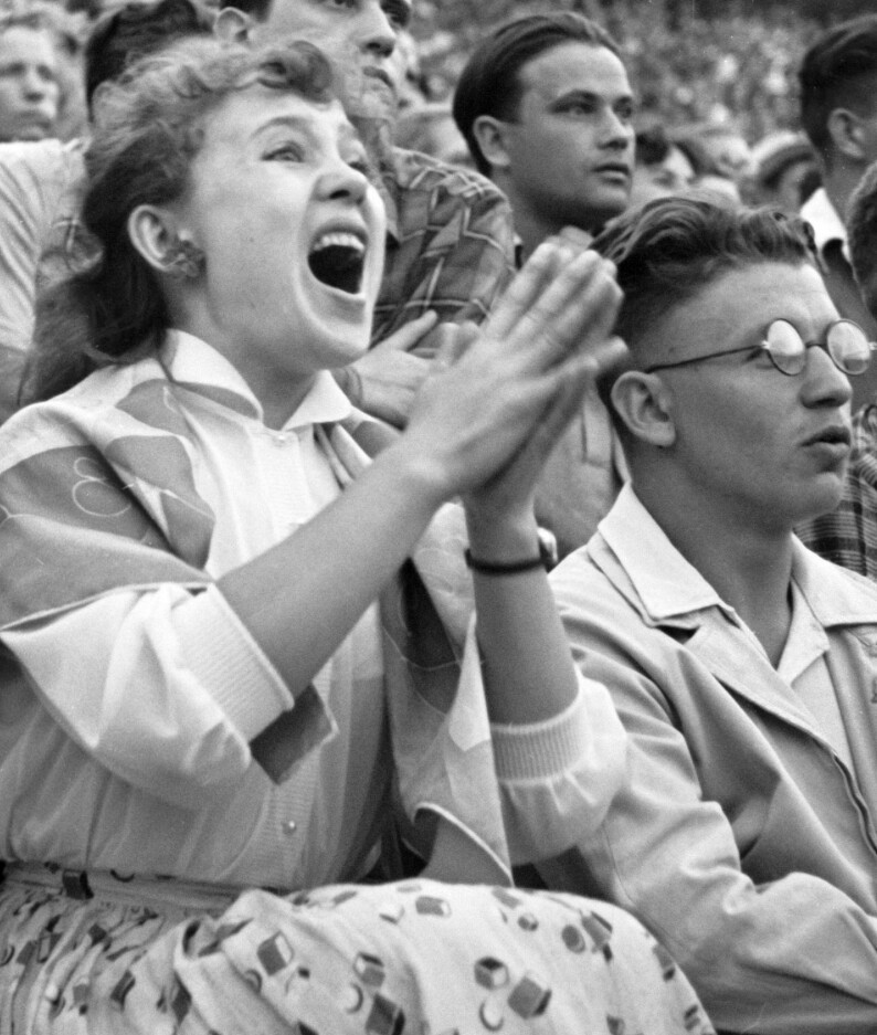  Надежда Румянцева на футбольном матче, 1958 год