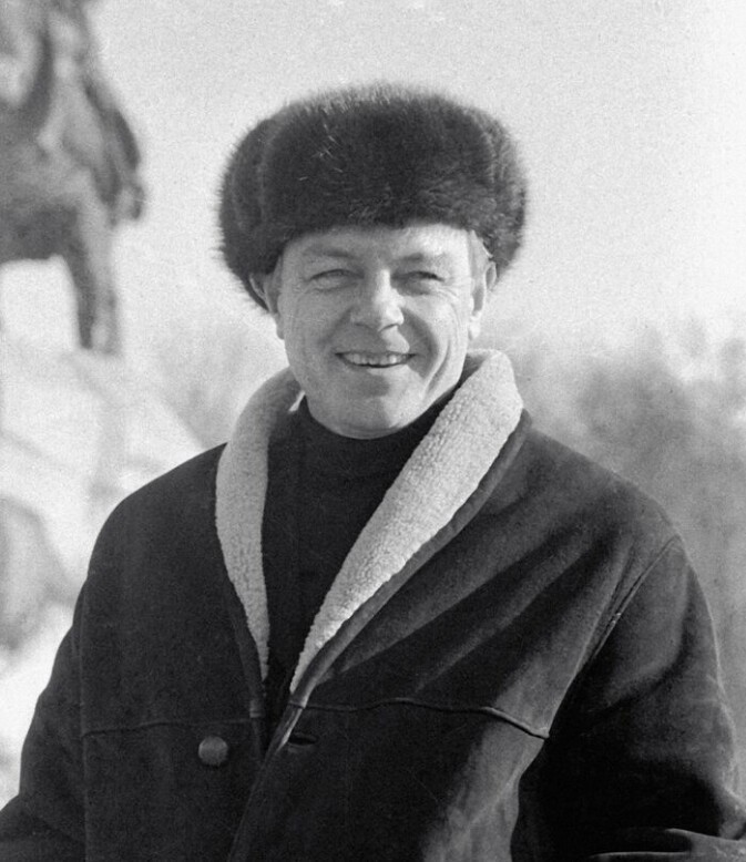 Кирилл Лавров во время прогулки по городу, 1973 год