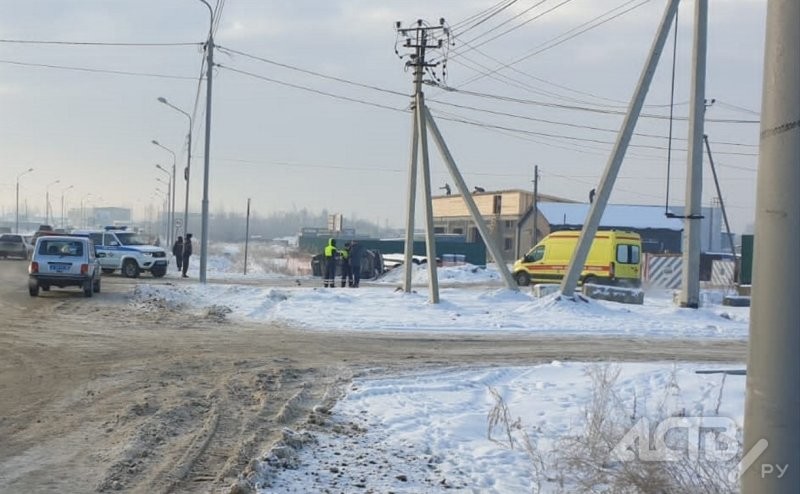 Авария дня. В Южно-Сахалинске водитель внедорожника сбил человека, уходя от столкновения с другим авто