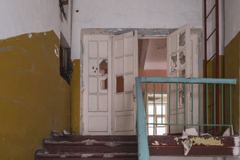 Как спустя годы выглядят заброшенные школы в России