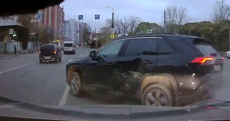 Когда не обращаешь внимание на знаки: столкновение двух автомобилей в Иваново