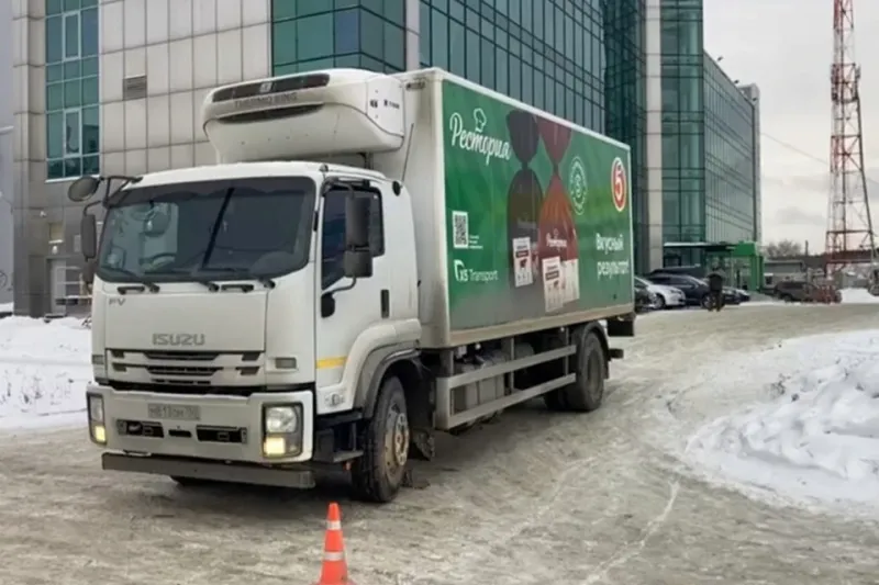 Аж внутри все похолодело! В Екатеринбурге грузовик чуть не переехал женщину с детьми