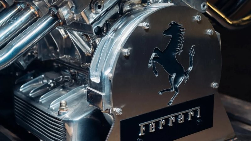 Мечта фаната Ferrari: кофейный столик, сделанный из двигателя V12