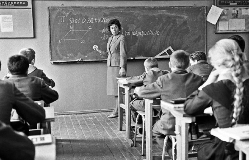 Красивое не надевать, обтягивающее не носить, на моду не реагировать – суровые будни советского педагога