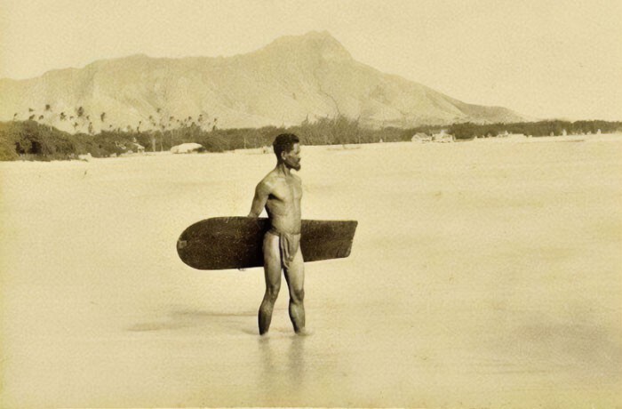 11. Самая ранняя известная фотография серфера, Даймонд-Хед, Гавайи, 1890 г.