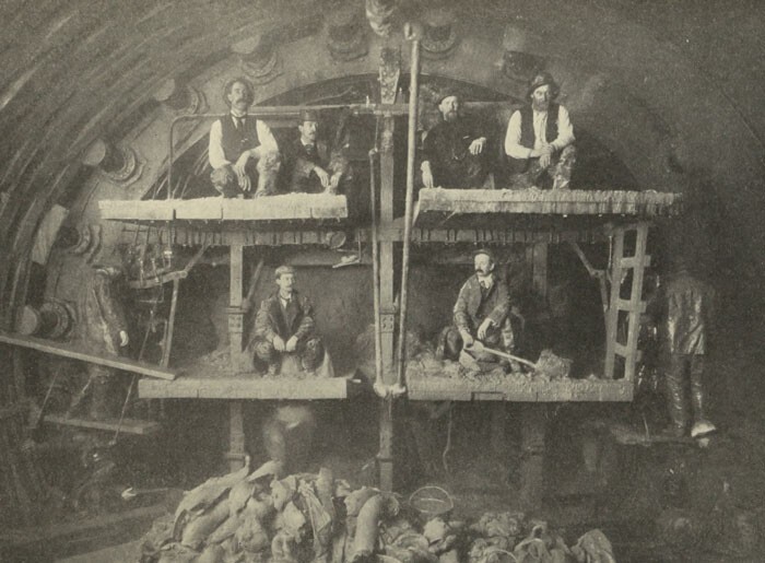 32. Рабочие строят канализацию в Чикаго, 1912 год