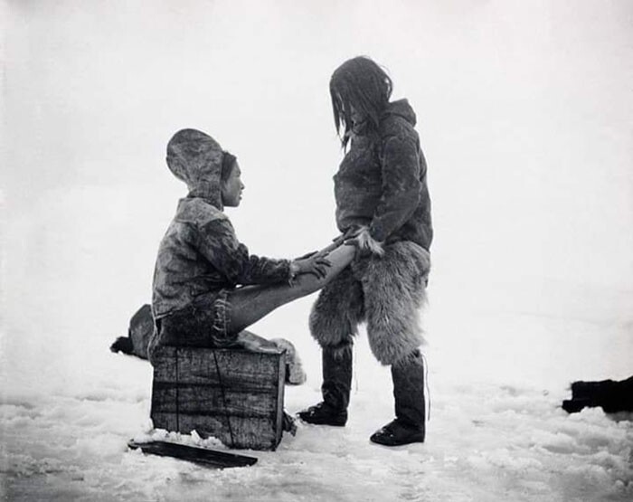 20. Роберт Э. Пири. Инуит греет ноги своей жене в Гренландии, 1890-е гг.