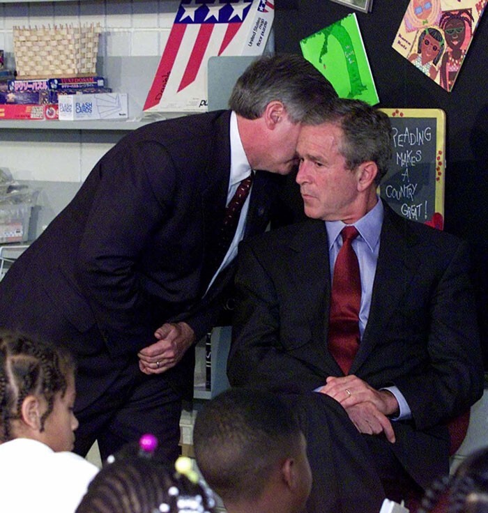 13. Глава администрации Эндрю Кард прерывает президента США Джорджа Буша во время чтения для школьников в Сарасоте, Флорида, 11 сентября 2001 года, чтобы сообщить о теракте