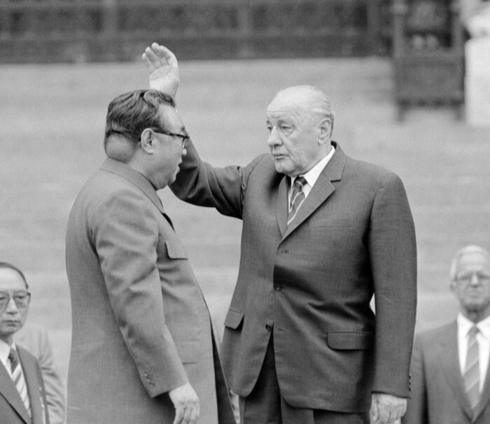 29. Ким Ир Сен, основатель Северной Кореи, с лидером венгерских коммунистов Яношем Кадаром, 1984 год. Хорошо видна опухоль на его шее