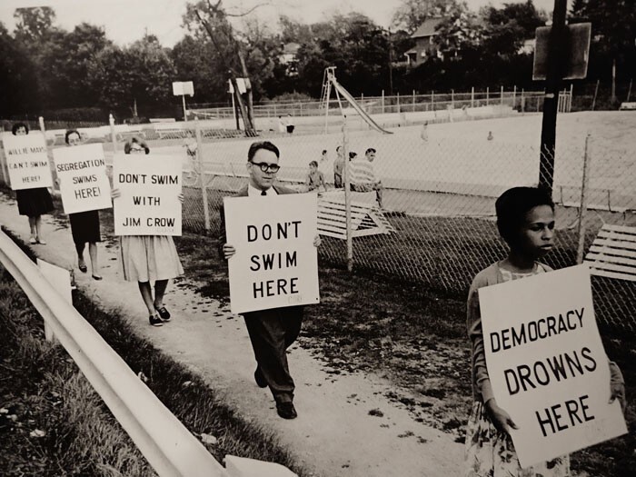 5. Пикет активистов возле бассейна "для белых", Огайо, 1960-е годы