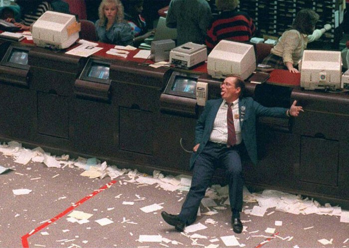 23. Торговец фондовой биржи в конце дня в черный понедельник, Торонто, 1987 г.