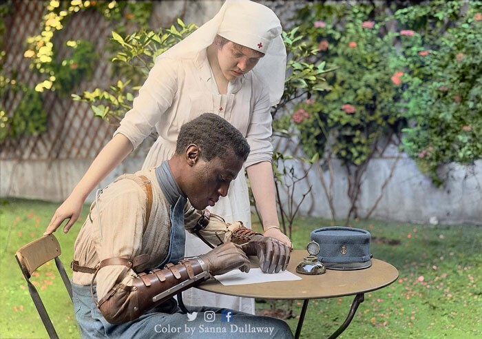 3. Сенегальский солдат, потерявший обе руки, пишет письмо, используя свои новые протезы. В Профессиональной реабилитационной школе для инвалидов, Париж, 1918 г.