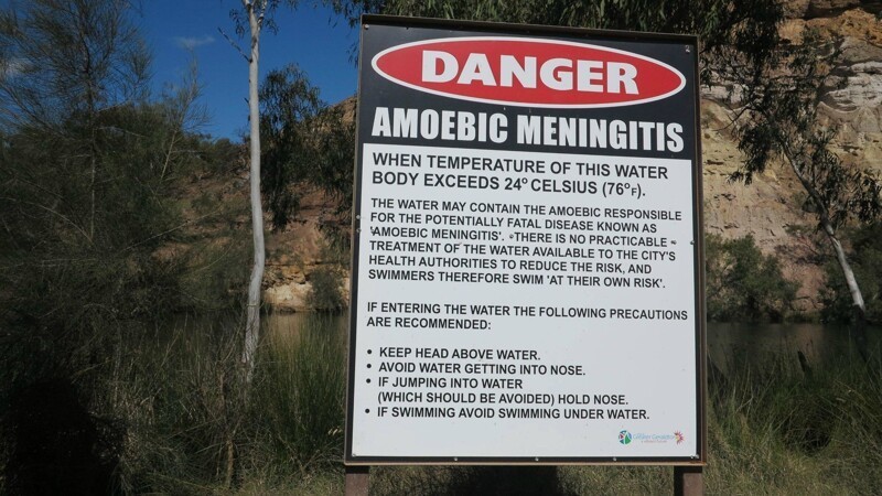 В некоторых местах здесь и вода опасна. Вот, объявление у пресного водоёма предупреждает, что в воде могут содержаться амебы, вызывающие амебный менингит - редкое заболевание, которое может иметь фатальный исход