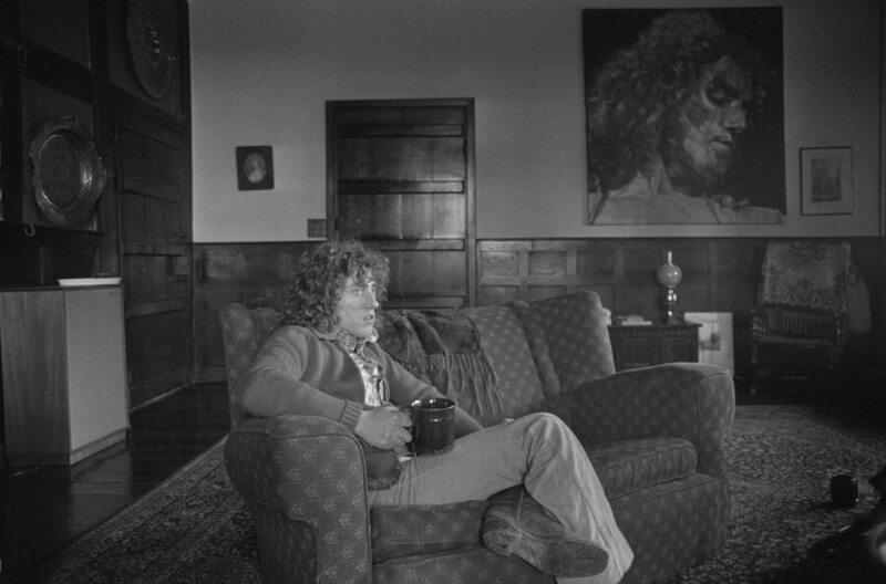 7 декабря 1972 года. Роджер Долтри, фронтмен The Who в своем доме недалеко от Берваша в Сассекс-Уилд, Англия. Фото Victor Blackman.