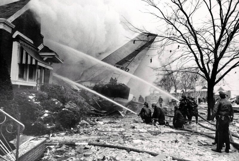 8 декабря 1972 года. Крушение Боинга 737−222 авиакомпании United Air Lines недалеко от Чикаго. 45 погибших, в том числе двое на земле. Причина катастрофы - ошибочные действия экипажа.