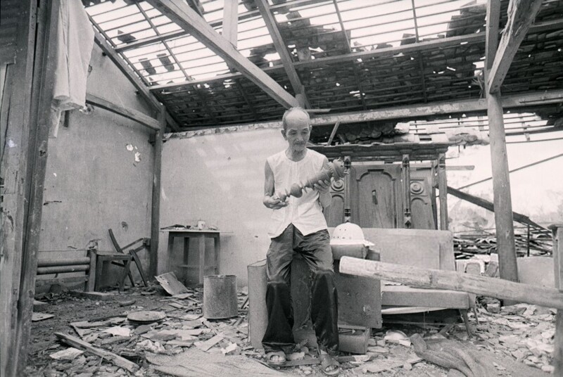 2 декабря 1972 года. Фу Джао, Вьетнам. Человек на развалинах своего дома.