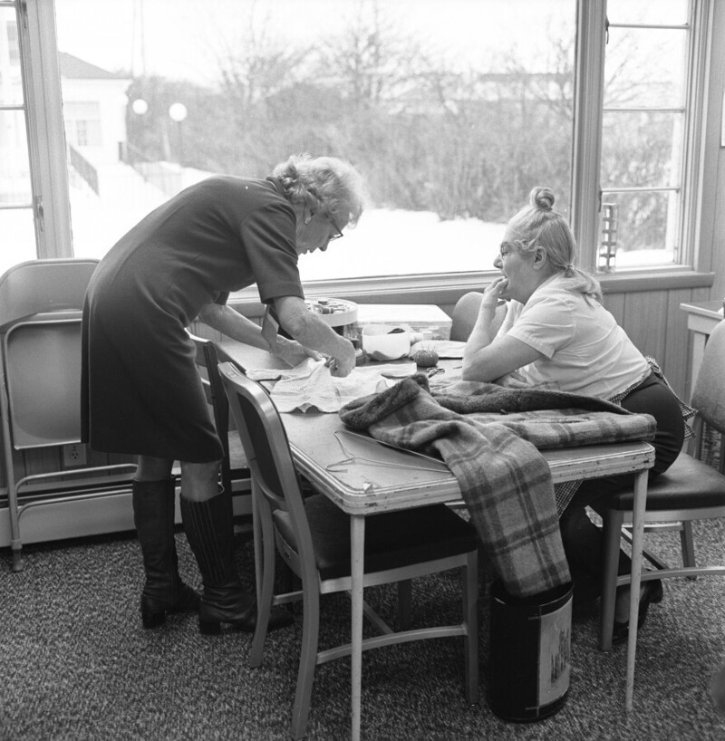 Декабрь 1972 года. Волонтеры в «Доме у дороги» ремонтируют одежду.
