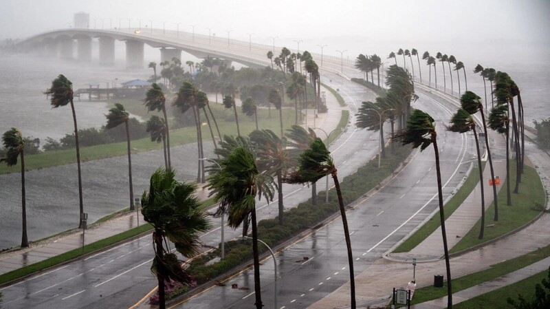 Ветер считается ураганом, когда его скорость превышает 120 км/ч. До этой отметки ветер считается тропическим циклоном