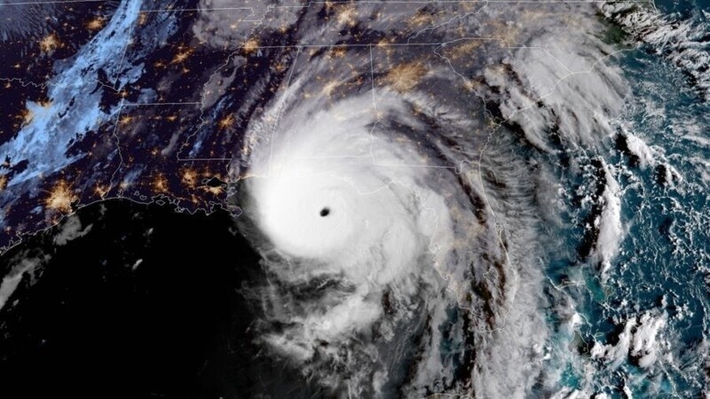 40% ураганов на всей Земле приходится на американский штат Флорида. Всему виной - расположение возле Карибских островов, которые "подхватывают" ветры, дующие с западного побережья Африки