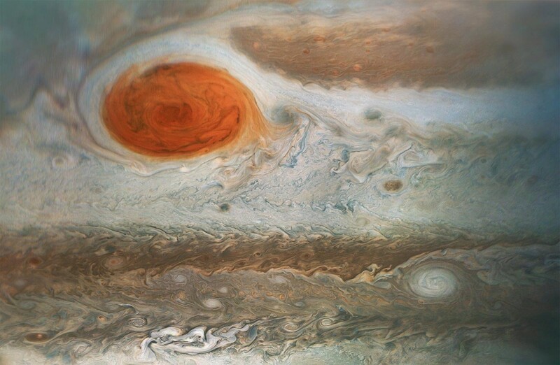 Ураганы бушуют даже на Юпитере. Большое красное пятно, которое виднеется на гиганте - это мощнейший ураган-антициклон, где ветер движется со скоростью 430 км/ч
