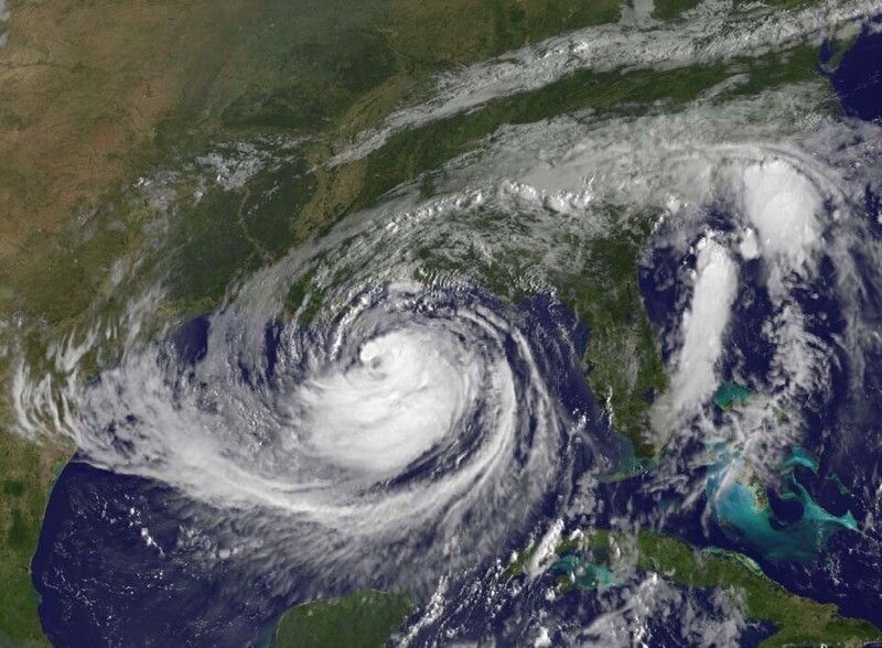 Если смотреть на изображения урагана во время прогноза погоды, вокруг его эпицентра обычно виднеется спираль. Это - длинные полосы гроз с ураганными ветрами. Их длина варьируется от 80 до 480 километров