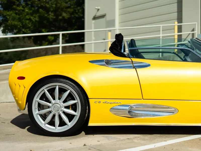 Очень редкий желтый Spyker C8 Spyder с минимальным пробегом может стать вашим