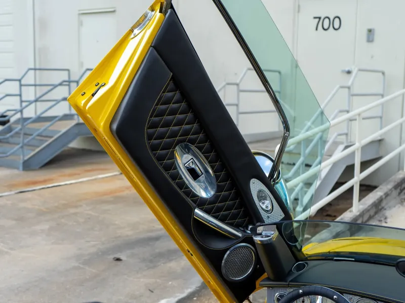 Очень редкий желтый Spyker C8 Spyder с минимальным пробегом может стать вашим