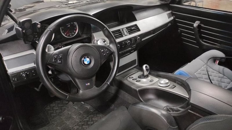 Этот BMW 3 серии E21 получил 600-сильным двигатель V10, и теперь он выставлен на продажу