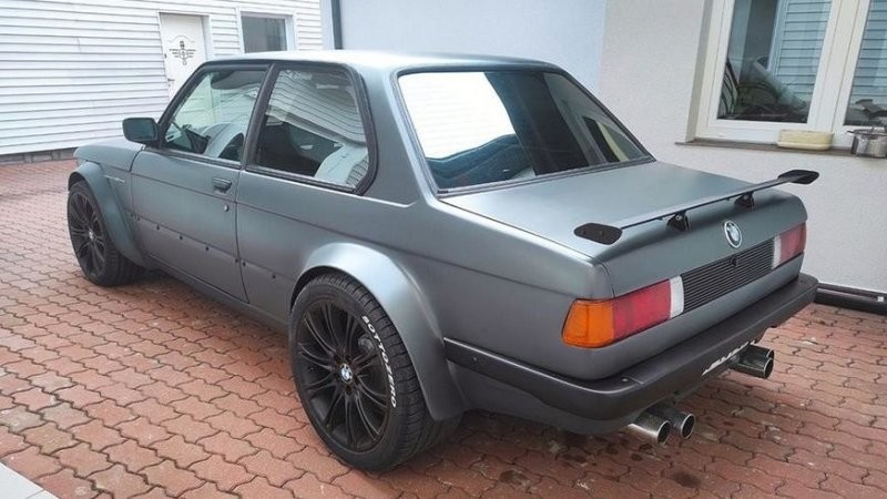 Этот BMW 3 серии E21 получил 600-сильным двигатель V10, и теперь он выставлен на продажу