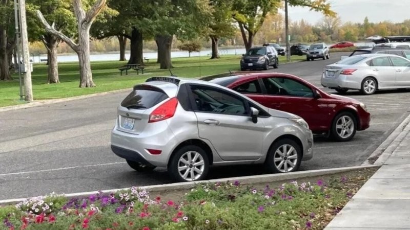 Комично миниатюрный Ford Fiesta из штата Вашингтон бросает вызов логике