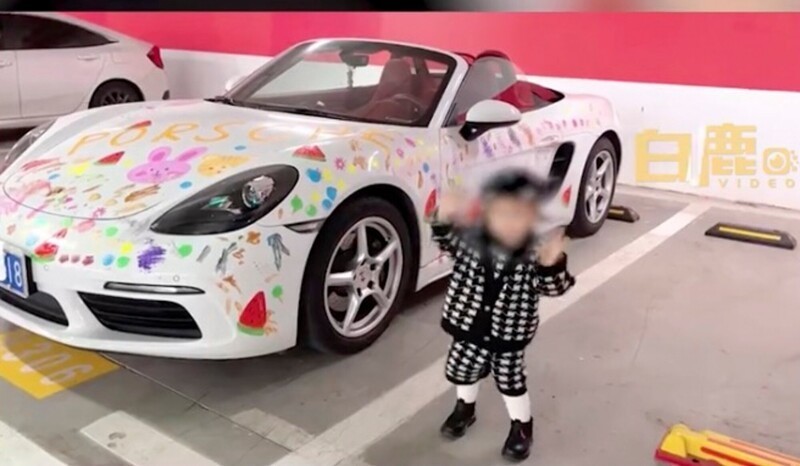 Соцсети негодуют: мать разрешила двухлетней дочери разрисовать семейный Porsche